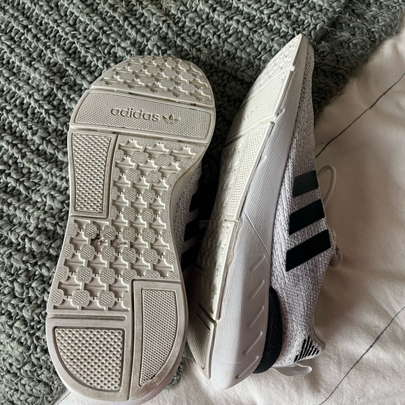 Adidas shoes - Picture 3 of 3